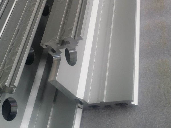 鋁型材在電氣工業(yè)上有怎樣的開發(fā)與應(yīng)用？