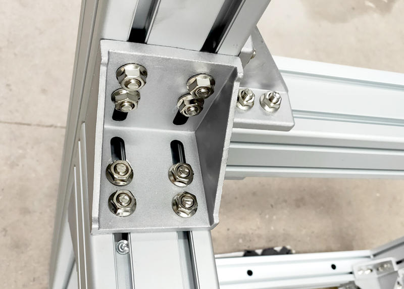 鋁合金型材在經(jīng)過(guò)加工后主要都是用來(lái)安裝成鋁框架的，這樣的鋁框架在生活中已經(jīng)到處可見(jiàn)了。像一些白板架、貨架、吸煙亭等等都是用鋁型材加工安裝的，非常美觀大方。本文我們要討論的是鋁型材連接方式對(duì)鋁型材報(bào)價(jià)的影響。