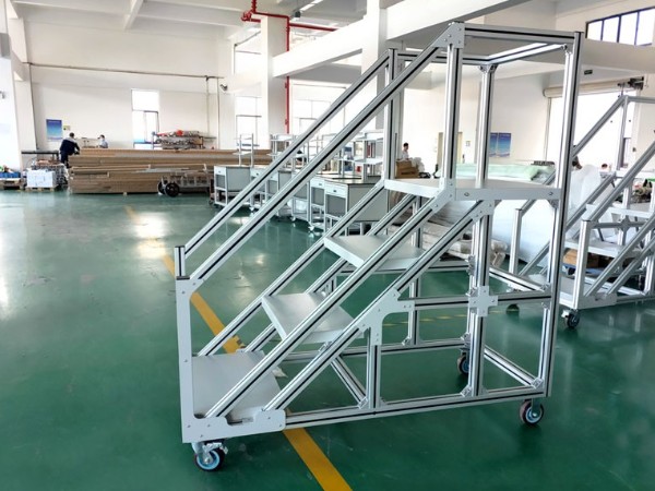 鋁合金<i style='color:red'>登高梯</i>用到哪些鋁型材連接件？