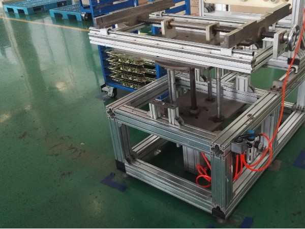 工業(yè)鋁型材生產(chǎn)廠家，除了生產(chǎn)鋁型材，還包括連接件